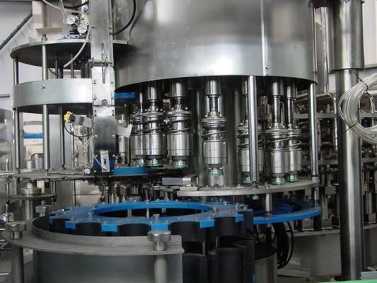 China Saft-abfüllende Ausrüstung des 12 mit einer Kappe bedeckende Kopf-kleinen Maßstabs/Plastikflaschen-Füllmaschine fournisseur