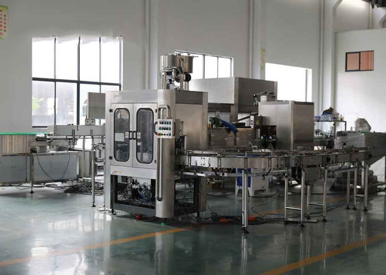China 3 in 1 füllender mit einer Kappe bedeckender Maschine Wahing für PET Flasche fournisseur