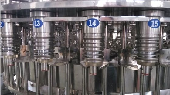Haustier-Flaschen-füllende und mit einer Kappe bedeckende Maschine fournisseur