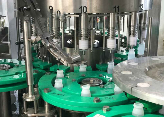 3 in 1 füllender mit einer Kappe bedeckender Maschine Wahing für PET Flasche fournisseur